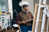 senior-mann-entspannen-zu-hause-und-malerei.jpg?b=1&s=170x170&k=20&c=2d4fT13rCxbkRe0BXJf-JpBMwPsi3TQq52vZe8o8Uzo=