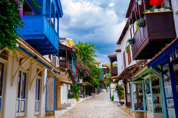 rue colorée dans la ville de kas de turquie. - kas photos et images de collection