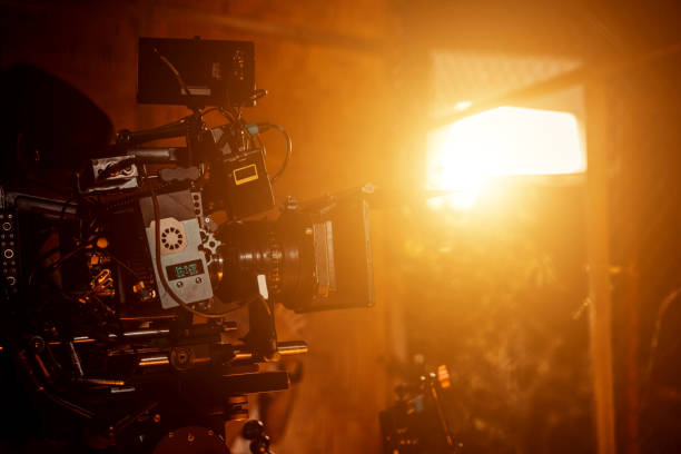 the filmmaker camera film set behind the scenes of the movie and lighting. - dirigindo imagens e fotografias de stock