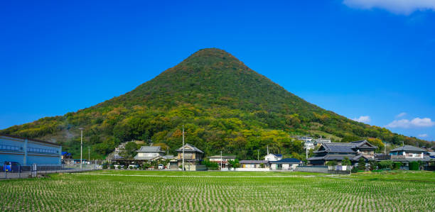 青空に輝く「讃樹富士」として知られる七富士山の飯野山 - 香川 ストックフォトと画像