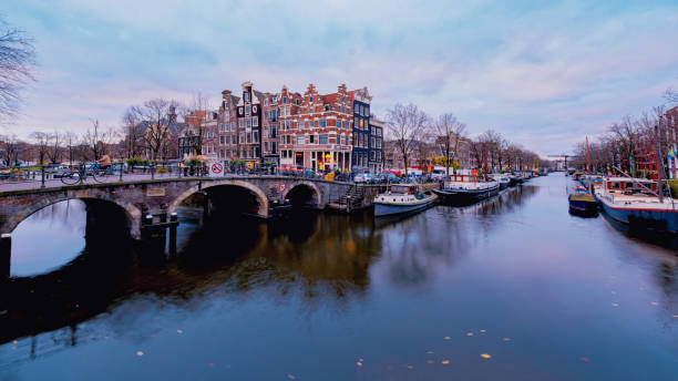 amsterdam canals netherlands, amsterdam holland during sunset evening during wintertime in the netherlands - keizersgracht imagens e fotografias de stock
