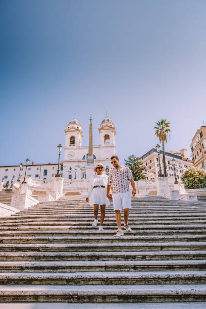 jovem casal meia idade em uma viagem da cidade em roma itália - travel tourist roman forum rome - fotografias e filmes do acervo