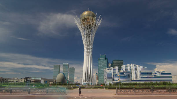 bayterek timelapse hyperlapse é um monumento e torre de observação em astana. principal símbolo da cidade - iban tribe - fotografias e filmes do acervo