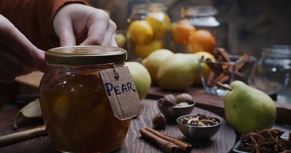 A step of preparing homemade canned pear jam. Labelling