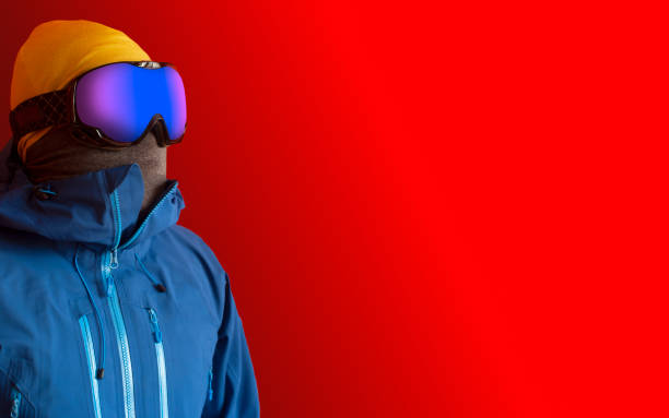 un homme dans les lunettes sphériques de ski regardant vers l’avenir - gogles photos et images de collection