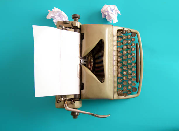 青い背景に挿入された紙の空白のシートとヴィンテージ古典的��なキリル文字のタイプライター - newspaper typewriter the media obsolete ストックフォトと画像