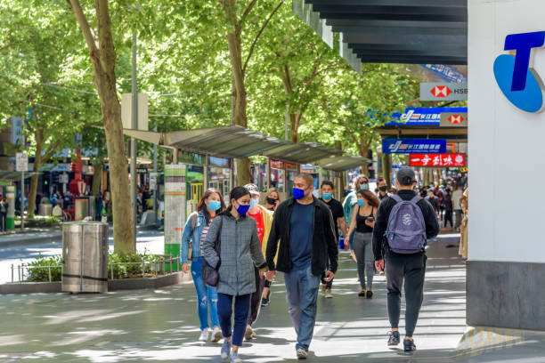 piesi idą w centrum melbourne - melbourne australia sign road zdjęcia i obrazy z banku zdjęć