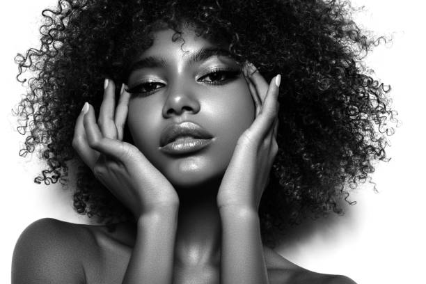 beautiful girl with curly hairstyle - hairstyle black and white women fashion imagens e fotografias de stock