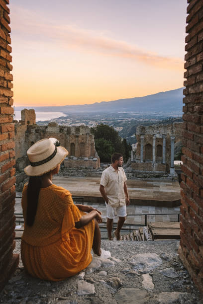 taormina sicily, belvedere of taormina และโบสถ์ san giuseppe บนจัตุรัส piazza ix aprile ในทาโอร์มินา ซิซิลี, อิตาลี - taormina ภาพสต็อก ภาพถ่ายและรูปภาพปลอดค่าลิขสิทธิ์