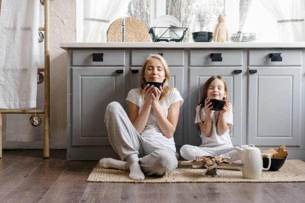 matka i córka spędzają czas w domu - morning breakfast cookie sweet food zdjęcia i obrazy z banku zdjęć