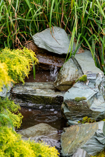 gartenwasser-funktion - garden feature stock-fotos und bilder