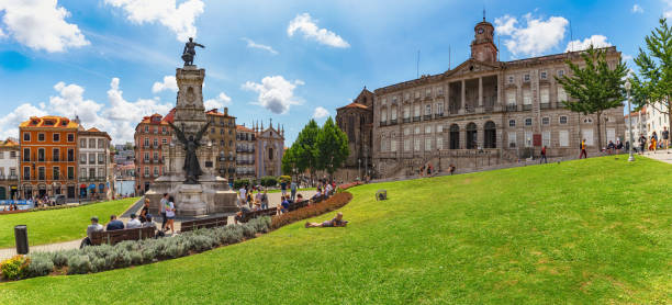 palais de la bourse (palacio da bolsa) et statue de l’infante dom henrique à porto, portugal. - market wealth famous place travel destinations photos et images de collection