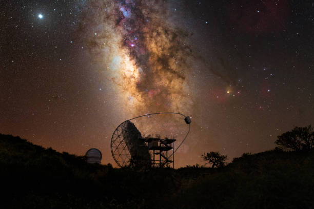 radio telescope radio telescope with the galactic center behind it observatory photos stock pictures, royalty-free photos & images
