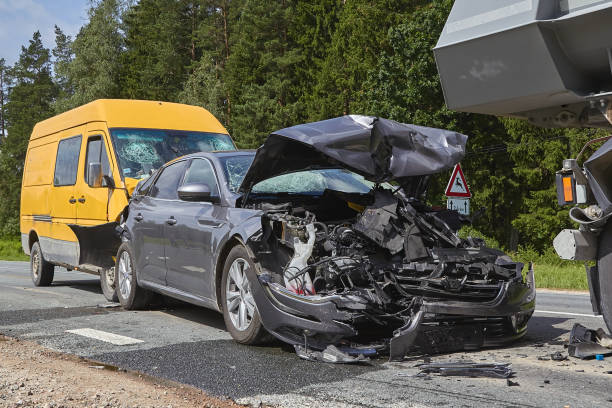 beschädigte autos auf der autobahn an der unfallstelle - insurance healthcare and medicine industry damaged stock-fotos und bilder