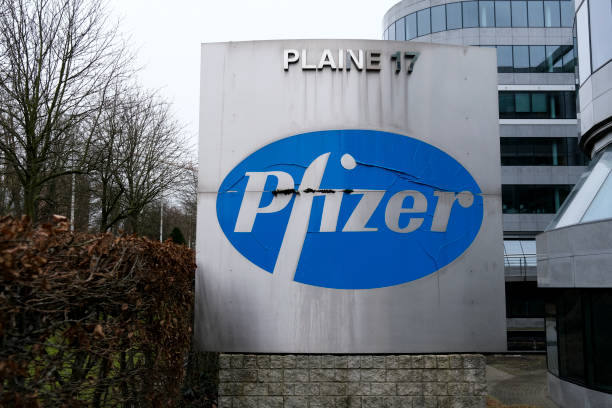 внешний вид офисов фармацевтической компании pfizer в брюсселе, бельгия - фармацевтической стоковые фото и изображения