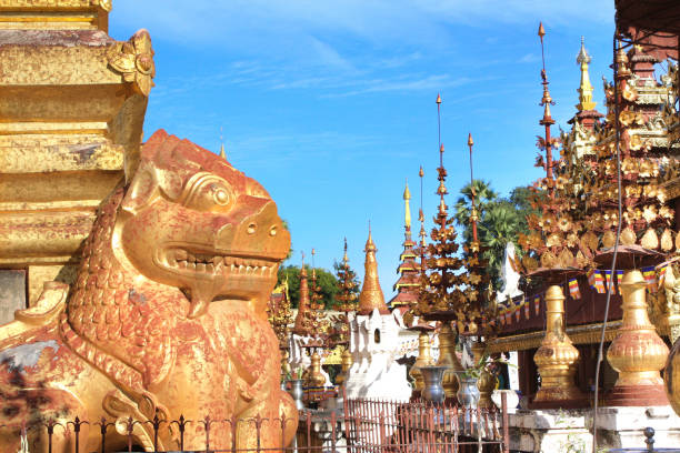 estatua dorada del guardián del león y las estupas, bagan, myanmar - burmese culture myanmar gold lion fotografías e imágenes de stock