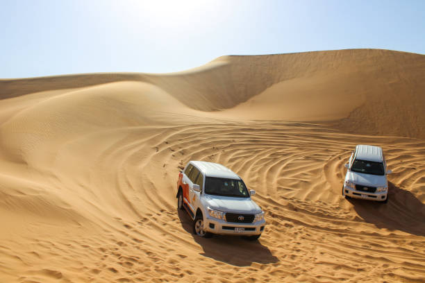 4x4 au volant dans le désert de dubaï - 4x4 desert sports utility vehicle dubai photos et images de collection