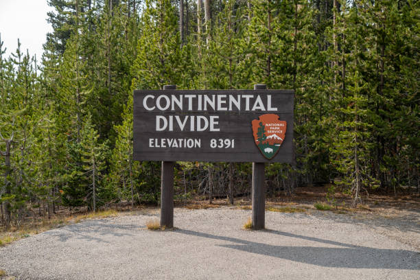 zeichen für die kontinentale teilung - continental divide stock-fotos und bilder