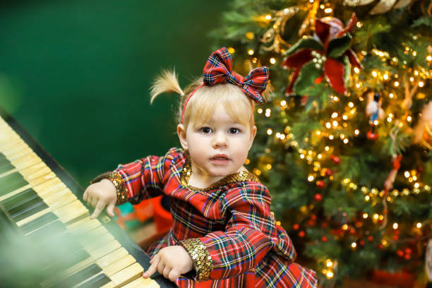 istock Playing Song for Christmas 1292451511