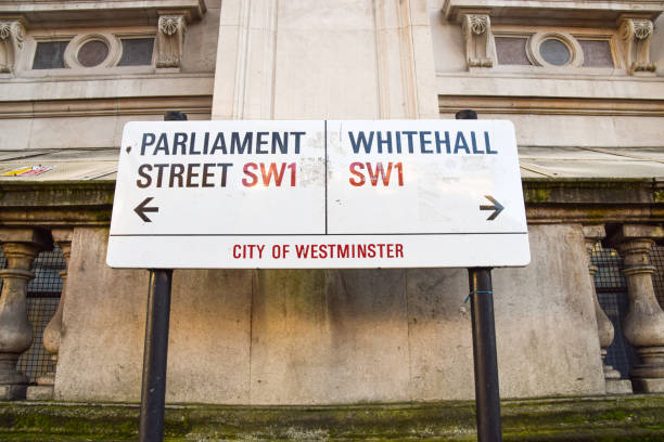 parliament street und whitehall straßenschilder, london, großbritannien - city of westminster big ben london england whitehall street stock-fotos und bilder