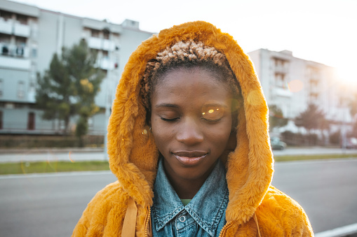 Retrato de niña adolescente con un abrigo amarillo photo