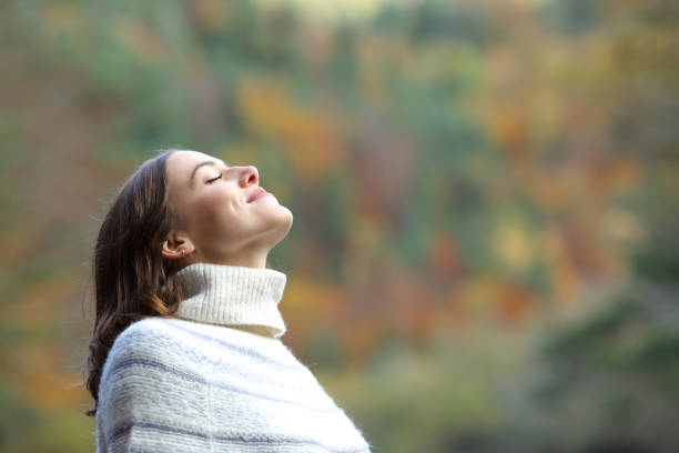 donna che respira aria fresca in montagna in inverno - nature smiling teenage girls female foto e immagini stock