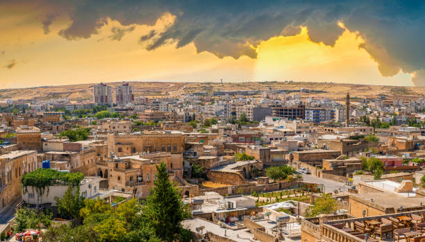 panoramablick auf midyat city, mardin, türkei - midyat stock-fotos und bilder