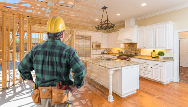 auftragnehmer steht vor custom kitchen construction framing gradating into finished build - home addition fotos stock-fotos und bilder