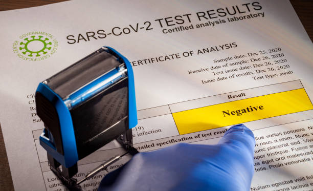 negatywny dokument wynik testu dla sars-cov-2 coronavirus powodując covid-19 - cold stamping zdjęcia i obrazy z banku zdjęć