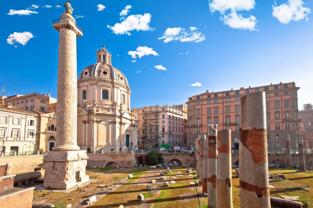 roma. vista da praça do antigo fórum de trajans de roma - travel tourist roman forum rome - fotografias e filmes do acervo