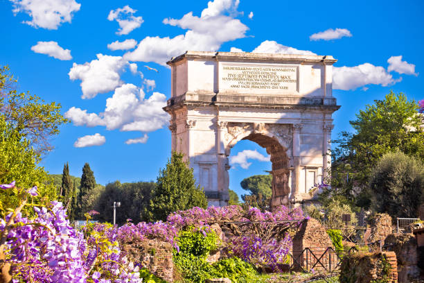 вечный город рим. арка тита на исторической площади форума романум - arch of titus стоковые фото и изображения