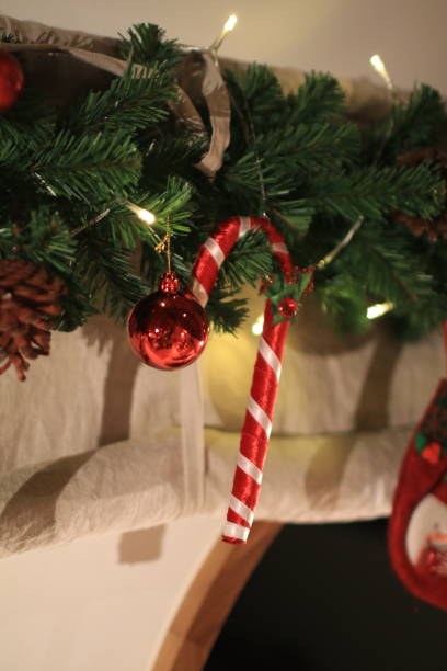 realista aspecto de las ramas del árbol de navidad decorado con oro, bolas rojas y bastones de caramelo. fondo de vacaciones con concepto de deseos de temporada. - falling candy christmas candy cane fotografías e imágenes de stock