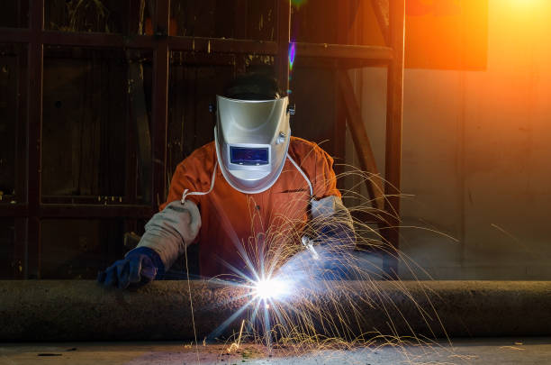 cerrar trabajador industrial en la soldadura de fábrica. - industrial ship flash fotografías e imágenes de stock