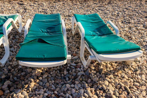 chaise lounge su una spiaggia di ciottoli. concetto di riposo, relax, vacanze, resort - 5442 foto e immagini stock