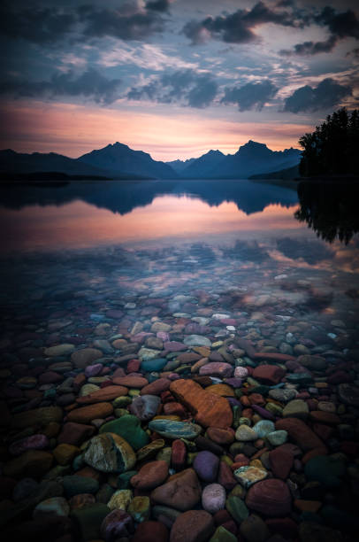 apgar lookout over lake mcdonald at sunrise - montana mountain mcdonald lake us glacier national park imagens e fotografias de stock