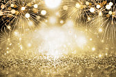 Gold und Silber Feuerwerk und Bokeh im New Year Eve und Kopie Raum. Zusammenfassung Hintergrund Urlaub.
