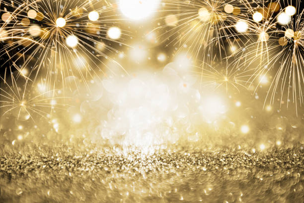 fogos de artifício de ouro e prata e bokeh na véspera de ano novo e espaço de cópia. feriado de fundo abstrato. - ano novo - fotografias e filmes do acervo
