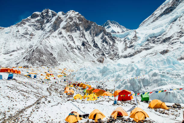 tende gialle brillanti nel campo base dell'everest, sul ghiacciaio e sulle montagne di khumbu, nepal, himalaya - himalayas mountain climbing nepal climbing foto e immagini stock