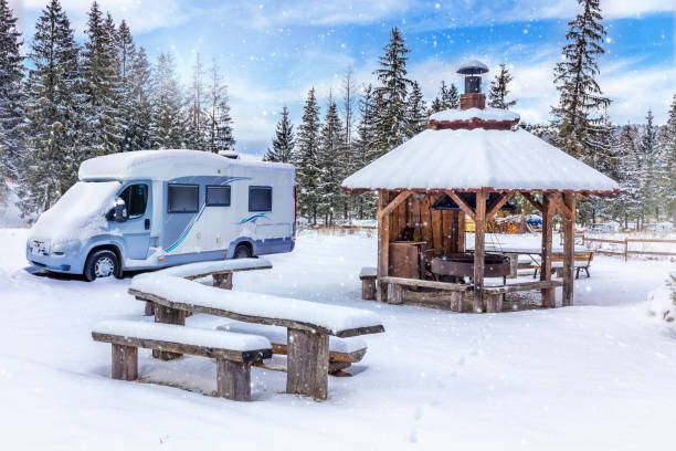 férias na polônia - motorhome coberto de neve em uma área de piquenique - bench winter snow mountain - fotografias e filmes do acervo