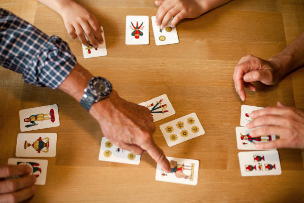 カード付きの木製テーブルのトップビュー。 - grandmother child senior adult multi generation family ストックフォトと画像