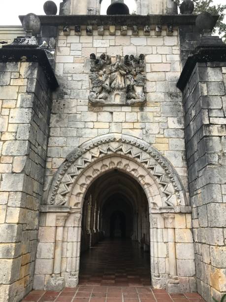 ingresso principale all'antico monastero spagnolo nel nord di miami - miami dade foto e immagini stock