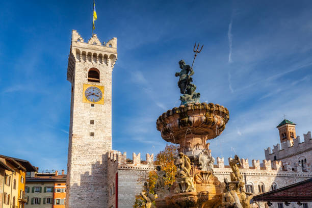 bela arquitetura da cidade de trento - trento - fotografias e filmes do acervo