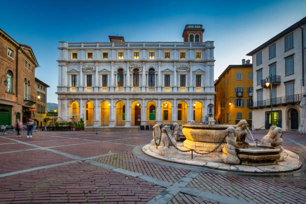 bella architettura di piazza vecchia a bergamo all'alba - piazza foto e immagini stock