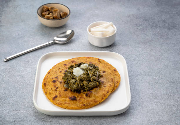 pães de fubá e mostarda deixam curry, famosa comida indiana especialmente preparada nos invernos, makki ki roti - sarson ka saag - specially - fotografias e filmes do acervo