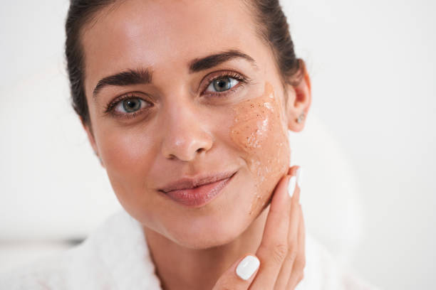 mujer tocó la cara y disfrutando de su piel - exfoliacion fotografías e imágenes de stock