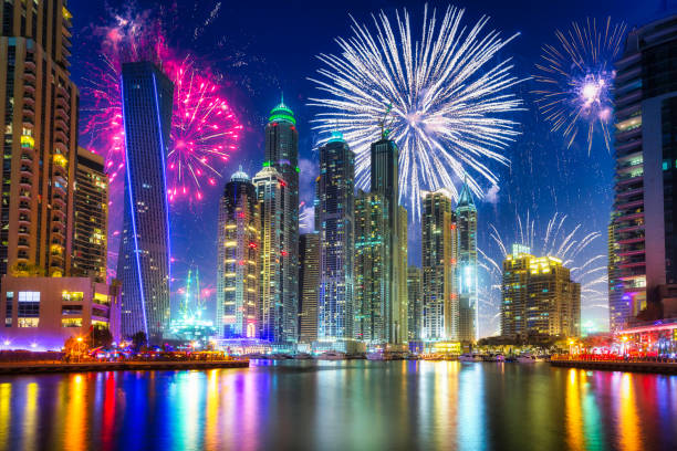 spettacolo pirotecnico di capodanno a dubai - firework display pyrotechnics cityscape high up foto e immagini stock