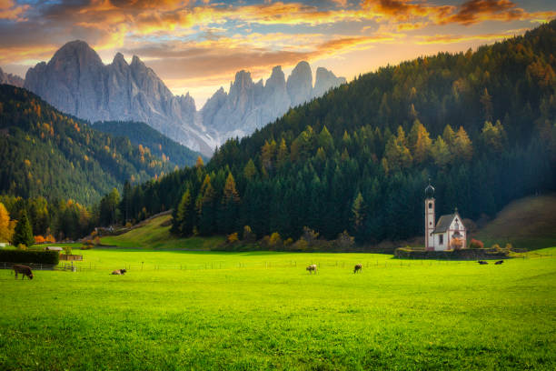 landschaft der dolomiten mit dem johannes in ranui kapelle, santa maddalena bei sonnenuntergang - saint johann stock-fotos und bilder