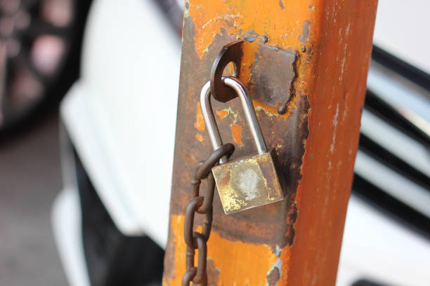 chiudere serrature arruggino tra un palo d'acciaio. concetto di sicurezza. lucchetto vintage. - wood shutter rusty rust foto e immagini stock
