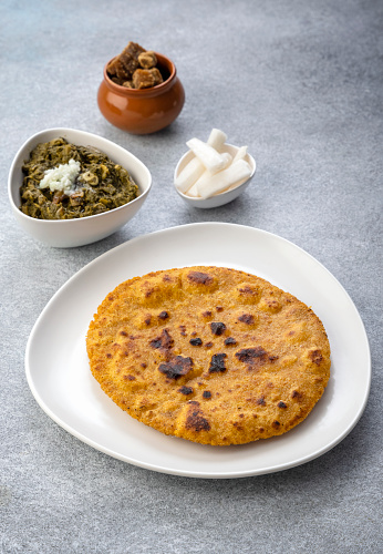 Panes de harina de maíz y hojas de mostaza curry, famosa comida india especialmente preparada en invierno, makki ki roti - sarson ka saag photo