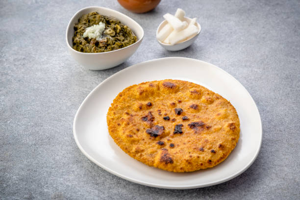 pães de fubá e mostarda deixam curry, famosa comida indiana especialmente preparada nos invernos, makki ki roti - sarson ka saag - specially - fotografias e filmes do acervo